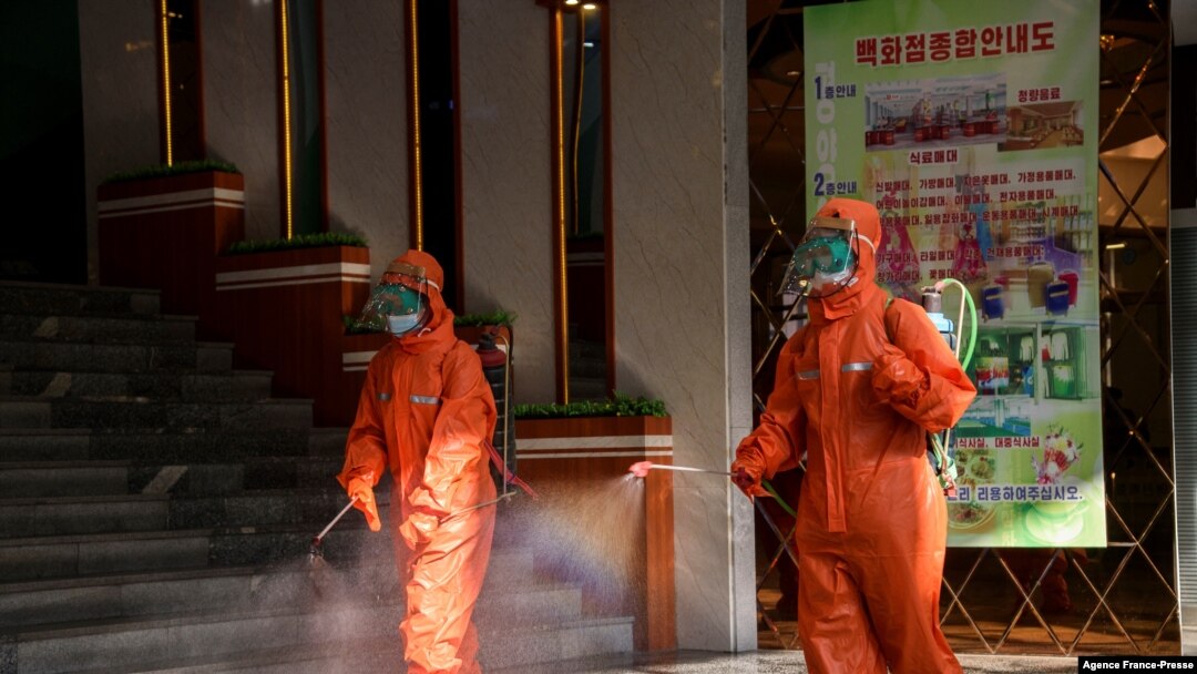 Công nhân phun thuốc sát trùng ngừa COVID-19 tại thương xá Yokjon ở Bình Nhưỡng, Triều Tiên, ngày 20/10/2021.