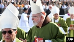 Le cardinal américain, Sean O'Malley, au centre, à la tête de la commission anti-pédophilie deVatican, assiste à la messe célébrée par le pape François à la base aérienne de Las Palmas, à Lima, le 21 janvier 2018.