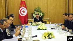 Le Premier ministre tunisien et son gouvernement lors d'un conseil des ministres extraordinaire, le 23 janvier 2016 à Carthage. (AP Photo/Riadh Dridi)