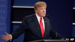 Donald Trump insiste que su rival Hillary Clinton quiere una amnistía y fronteras abiertas y que eso es una "desgracia". 