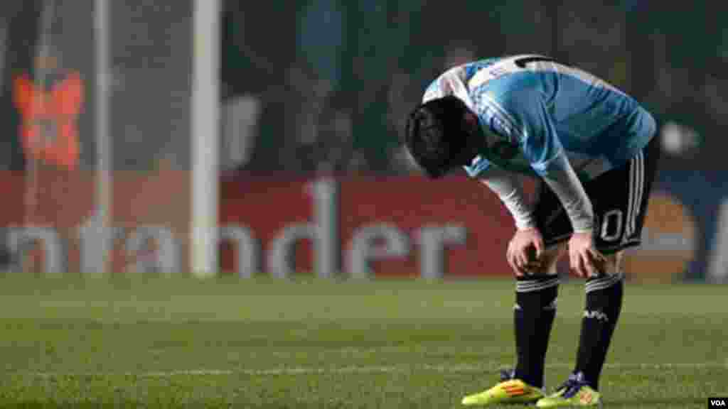 Fatigué et deçu, courbé au milieu du terrain, Lionel Messi de l&#39;Argentine, n&rsquo;en revient pas après la défaite de la sélection nationale argentine face à la Colombie au Groupe A de la Copa America, à Santa Fe, Argentine, 6 Juillet 2011.