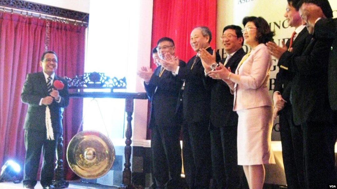 Rektor UGM, Prof. Pratikno meresmikan jaringan program pasca sarjana bisnis dan ekonomi universitas negara ASEAN - China di Yogyakarta (2/4 foto: VOA/Munarsih).
