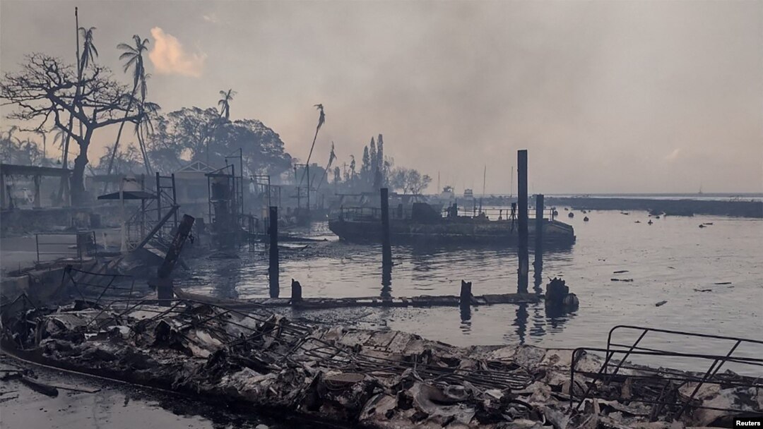 Sebuah perahu hangus tergeletak di tepi laut yang hangus setelah kebakaran hutan yang dipicu oleh angin topan di kejauhan yang menghancurkan kota Lahaina di Maui, Hawaii, AS, 9 Agustus 2023. (Mason Jarvi/Handout via REUTERS)
