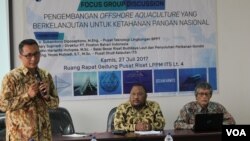 Diskusi pengembangan Offshore Aquaculture di Kampus ITS Surabaya, Kamis 27/7 (Foto: VOA/Petrus Riski).