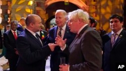 Premijer Izraela Naftali Bennett, britanski premijer Boris Johnson i američki predsjednik Joe Biden razgovaraju tokom večernjeg prijema na samitu u klimi u Glasgowu.