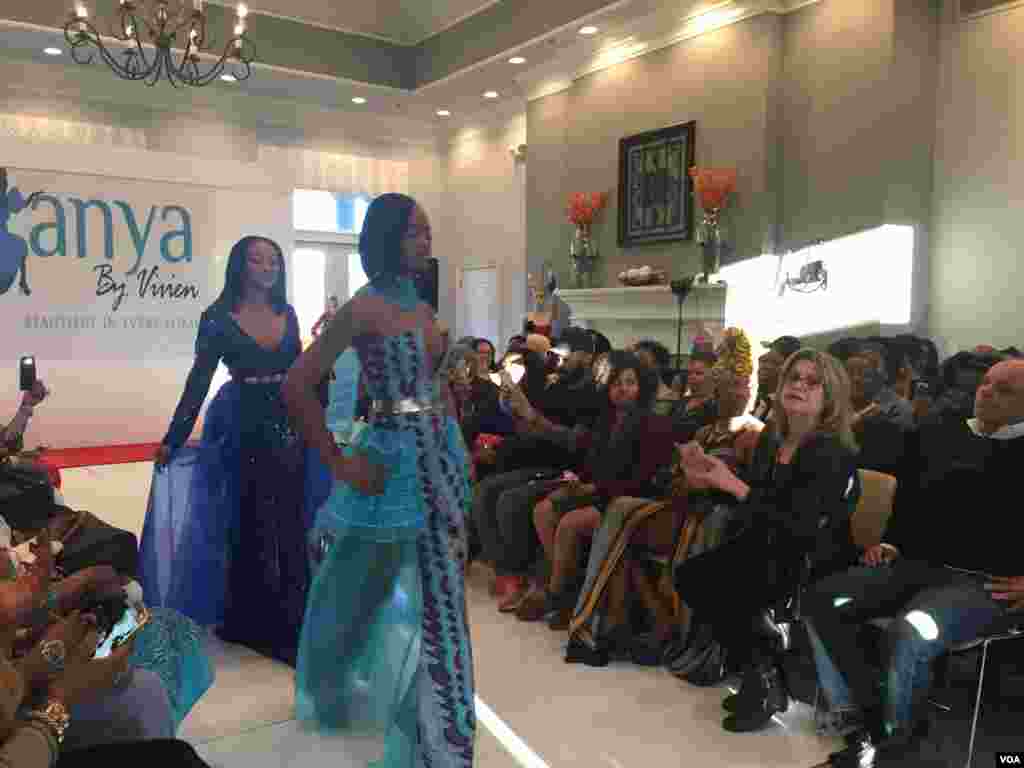 Desfile de moda da marca da estilista nigeriana Vivien Agbakoba, a Anya by Vivien