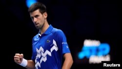 Petenis Novak Djokovic dalam pertandingan melawan Alexander Zverev di London, Jumat (20/11).