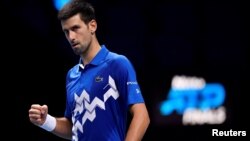 Novak Đoković proslavlja osvojen poen tokom meča sa Aleksandrom Zverevom (Foto: Reuters/Toby Melville)