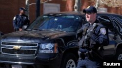 2013年5月1日美国国土安全部的警卫在麻萨诸塞州波士顿法院外面执行任务