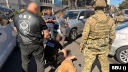 우크라이나 보안국(SBU)이 15일, 국가수사국과 경찰이 전국에서 무기·탄약 불법 판매 경로 7개를 차단했다며 관련자들의 체포 장면을 공개했다.