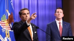 سرپرست وزارت دادگستری ایالات متحده، تاد بلانچ در پشت میکروفن