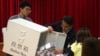 香港選舉工作人員在區議員選舉投票後點數選票。（2019年11月24日）