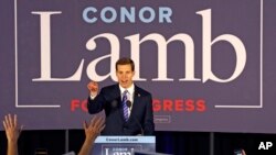 Conor Lamb, kandidat Demokrat untuk pemilihan khusus 18 Maret di Distrik Kongres ke-18 Pennsylvania, merayakan kemenangannya bersama para pendukungnya pada pesta malam pemilihan di Canonsburg, Pa, Rabu dini hari, 14 Maret 2018.