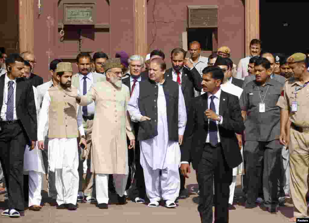Pakistan's Prime Minister Nawaz Sharif speaks with chief cleric Syed Ahmed Bukhari during his visit to Jama Masjid in the old quarters of New Delhi, May 27, 2014. 