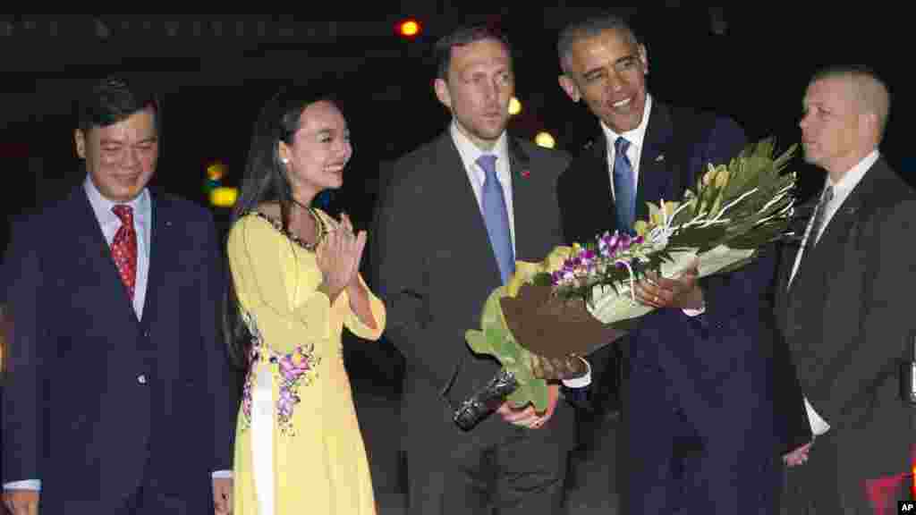 TT Obama đến Việt Nam, nêu bật cam kết với châu Á Một thông cáo của Tòa Bạch Ốc nói chuyến thăm Việt Nam và Nhật Bản nêu bật cam kết của Tổng thống Obama đối với chiến lược tái cân bằng sang châu Á-Thái Bình Dương, và có mục đích gia tăng sự hợp tác về ngoại giao, kinh tế và an ninh với các quốc gia trong khu vực.