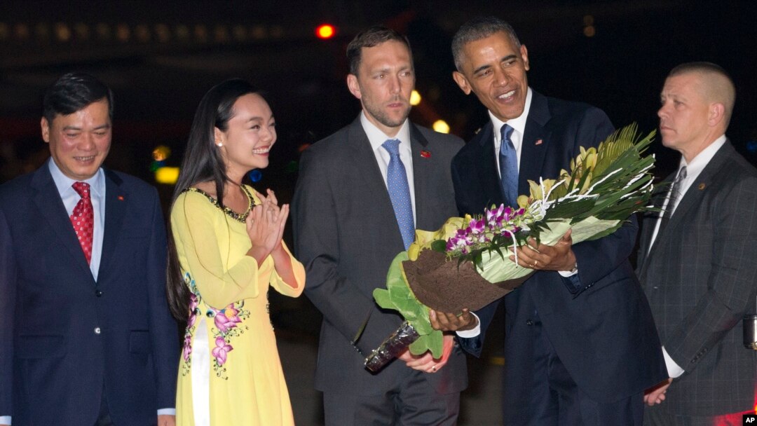 Presiden AS Barack Obama mendapat karangan bunga setiba di bandara Noi Bai, Hanoi, Vietnam hari Minggu (22/5).
