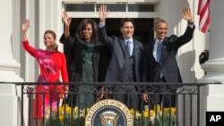 Presiden AS Barack Obama (kanan) dan ibu negara Michelle Obama serta PM Kanada Justin Trudeau dan istrinya, Sophie Gregoire, melambai dari Gedung Putih hari Kamis (10/3). 