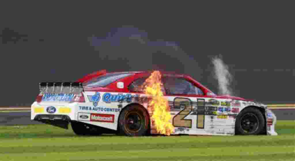 Los conductores Jeff Gordon y Taylor Bayne liderando la competencia clasificatoria el jueves, 17 de febrero de 2011.