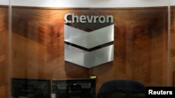 ARCHIVO - El logo de la empresa estadounidense Chevron puede verse en una oficina en Caracas, el 25 de abril de 2018.