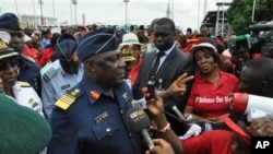 Le chef du Nigeria du personnel de la défense maréchal de l'Air Alex S. Badeh, centre, parle lors d'une manifestation demandant au gouvernement de sauver les filles enlevées du lycée de Chibok, à Abuja, au Nigeria, le lundi 26 mai 2014.