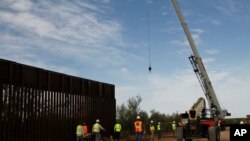 Radnici rade na postavljanju nove barijere na granici 32 kilometar zapadn od Santa Tereze, Novi Meksiko, 23. avgusta 2019.