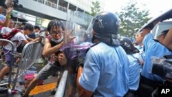 Jedan od obračuna specijalne policije sa demonstrantima unutar vladinog kompleksa
