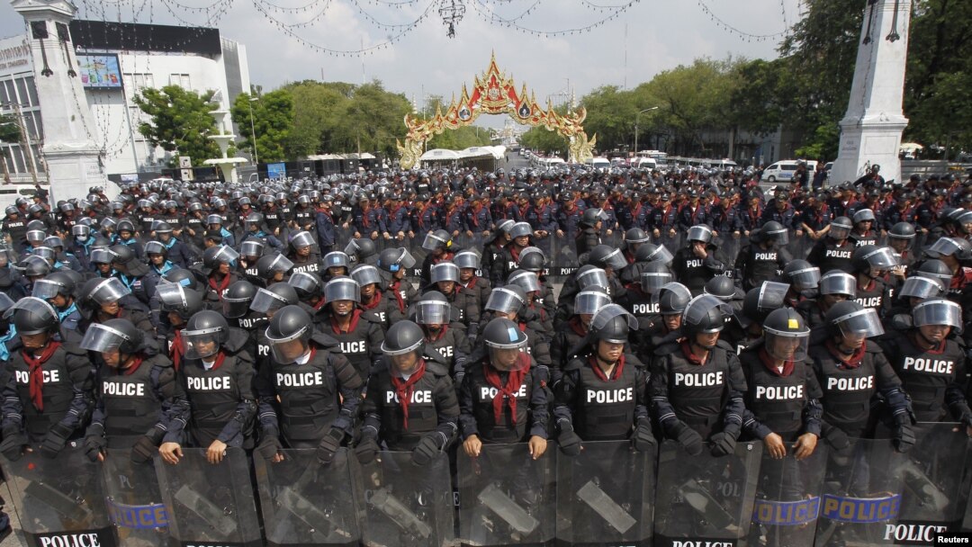 Polisi anti huru-hara Thailand berjaga di sekitar gedung-gedung Pemerintah untuk mengantisipasi unjukrasa anti-pemerintah yang diperkirakan akan berlangsung di Bangkok (23/11).