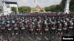 Polisi anti huru-hara berjaga-jaga menyambut protes terhadap pemerintah dalam demonstrasi akhir pekan ini.