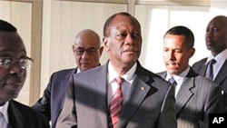 Alassane Ouattara arrivant à la réunion du panel de haut niveau de l'Union africaine à Addis Abeba.