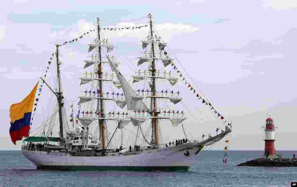 The Columbian Navy sailing school ship &quot;Gloria&quot; arrives the harbor in Warnemuende, near Rostock, northern Germany.
