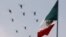 Helicópteros de la Fuerza Aérea de México vuelan en formación durante un desfile militar el Día de la Independencia que celebra en la plaza del Zócalo de la Ciudad de México.