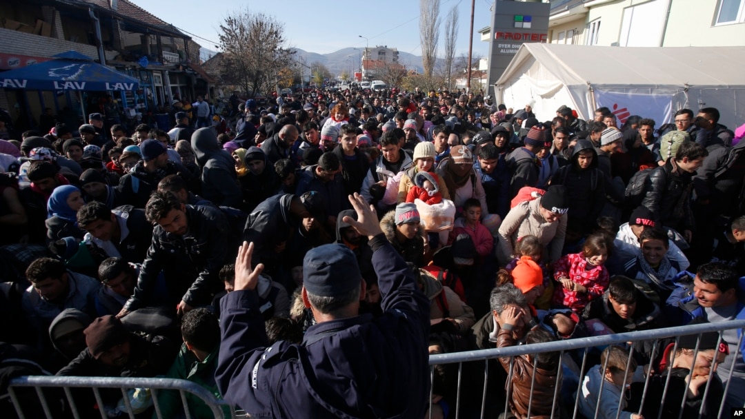 Polisi Serbia mencoba mengatur antrean para migran untuk mendaftar di sebuah pusat pengungsi di Kota Presevo, di sebelah selatan Serbia, 16 November 2015.
