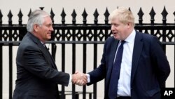 El secretario de Estado de EEUU, Rex Tillerson es recibido por su homólogo británico, el secretario del Exterior Boris Johnson, en Londres. Enero 22 de 2018.