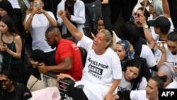 지난 27일 프랑스 파리 외곽 낭테르에서 경찰 총격에 사망한 '나엘' 군의 어머니 '모우니아(가운데)' 씨가 29일 현지에서 열린 규탄 시위에 참가하고 있다. 