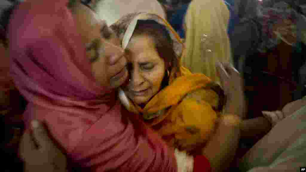 Des chrétiennes pakistanaises pleurent la mort de leurs proches lors d'un service funèbre dans une église à Lahore, au Pakistan, le lundi 28 mars 2016.
