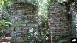En el supuesto refugio se encontraron monedas alemanas y piezas de loza.