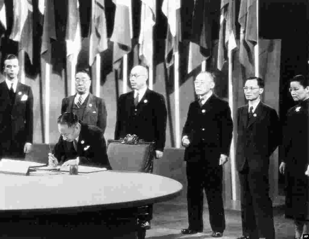 Xitoyning Britaniyadagi elchisi Vi Kyuin Vellington Ku BMT Nizomiga imzo chekmoqda. 26-iyun, 1945. 
