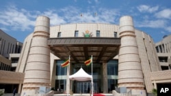 资料照片：津巴布韦新议会大楼的入口。(2022年11月23日）