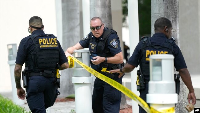 Agentes de la Policía del Servicio Federal de Protección acordonan un área fuera del corte federal, el lunes 12 de junio de 2023, en Miami.