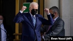 Presiden AS Joe Biden menunjukkan dirinya sehat walafiat usai pemeriksaan fisik rutin di Walter Reed Medical Center, di kota Bethesda, Maryland hari Jumat (19/11). 