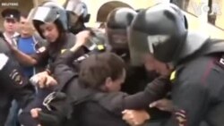 Սանկտ Պետերբուրգում ոստիկանները ձերբակալել են ցուցարարներին