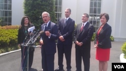 Empresarios hispanos hablan con la prensa en la Casa Blanca. [Foto: Mitzi Macías, Voz de América].