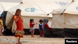 Displaced children, who fled from the Islamic State violence, gather at a refugee camp in the Makhmour area near Mosul, Iraq, June 17, 2016. Picture taken June, 17 2016. 