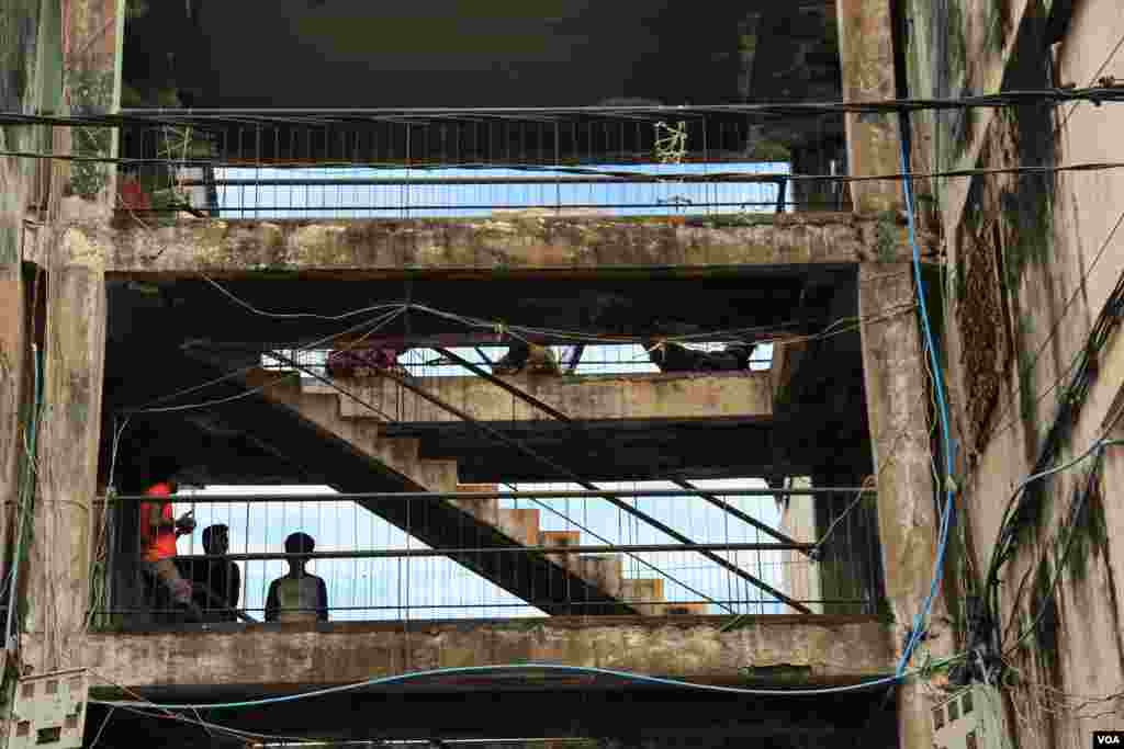 A general view of Phnom Penh&#39;s White Building and its residents on Friday, September 5, 2014. (Nov Povleakhena/VOA Khmer)