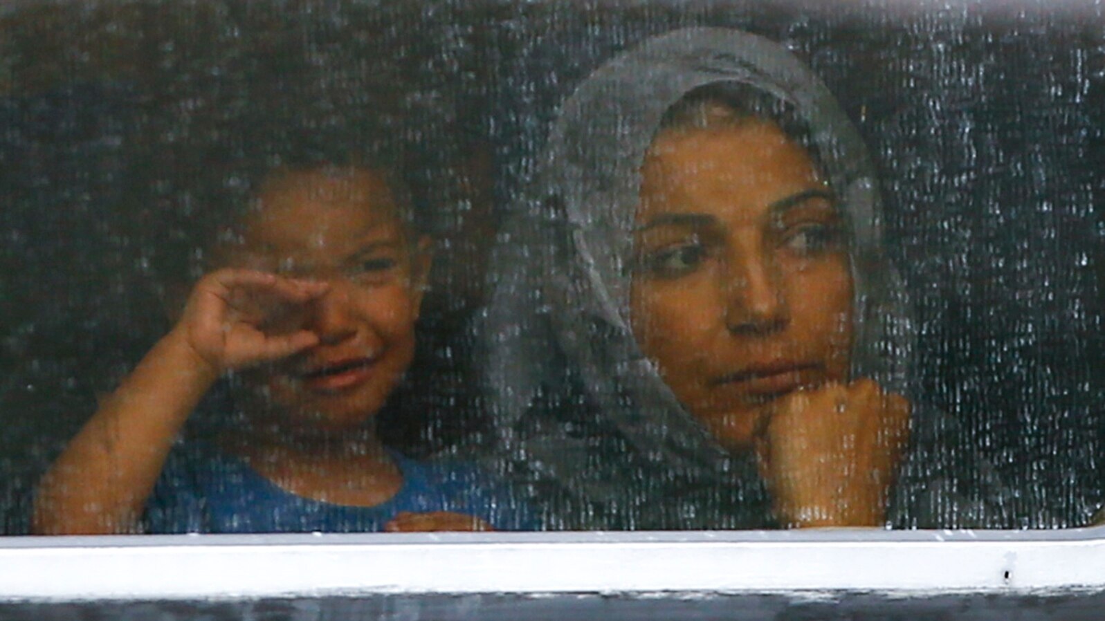Migranti gledjau kroz prozor voza na železničkoj stanici u gradu Biske u Mađarskoj, 4. septembra 2015.