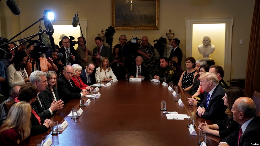 Presiden Donald Trump (tiga dari kanan), mendengarkan Pemimpin Mayoritas Kongres Kevin McCarthy (ketiga dari kiri), berbicara dalam forum mengenai California sebagai kota perlindungan para imigran di di Gedung Putih, Washington, 16 Mei 2018. 