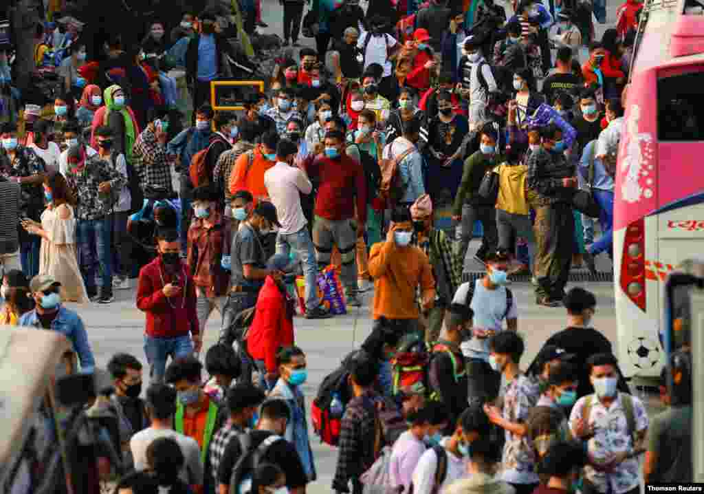 네팔 카트만두에 신종 코로나바이러스 방역을 위한 15일간의 봉쇄 조치가 시작되기 하루 전 도시를 빠져나가려는 사람들이 버스를 기다리고 있다.