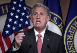 El líder de la minoría de la Cámara de Representantes, Kevin McCarthy, republicano por California, habla durante una conferencia de prensa en el Capitolio, en Washington, el 12 de noviembre de 2020.