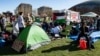 Pendukung pro-Palestina dari Universitas Harvard dan Institut Teknologi Massachusetts (MIT) berunjuk rasa di MIT di sebuah perkemahan untuk Palestina di MIT di Cambridge, Massachusetts, pada 22 April 2024. (Foto: AFP)