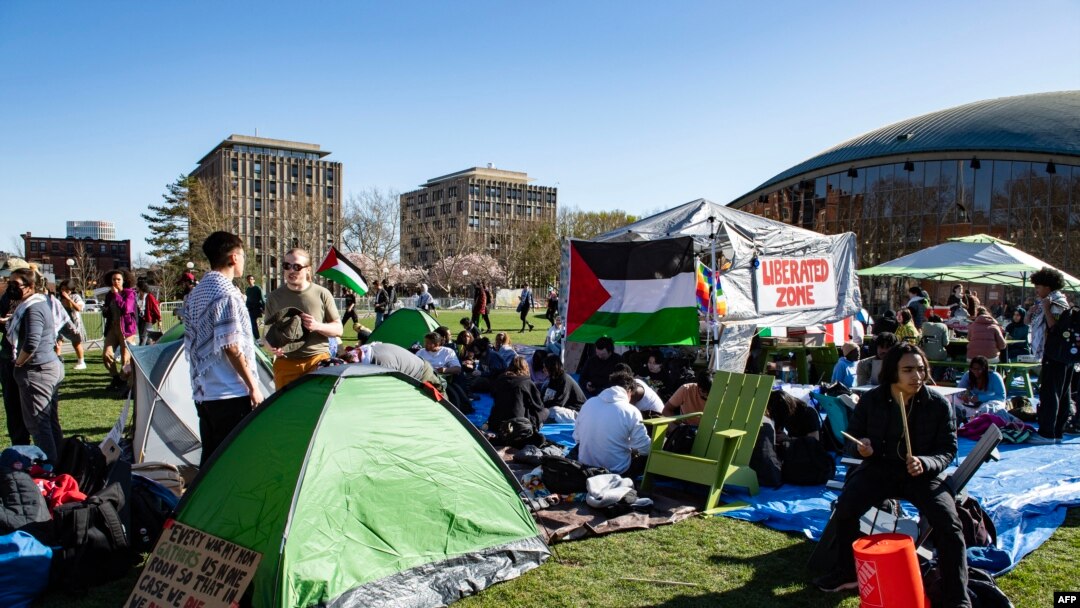 MIT'deki polis müdahalesi, polisin kampı temizlemeye çalışmasının ardından protestocuların bariyerleri aşarak Cambridge'deki kampüsün merkezinde yaklaşık bir düzine çadırdan oluşan kampı yeniden kurmasından birkaç gün sonra geldi. 
